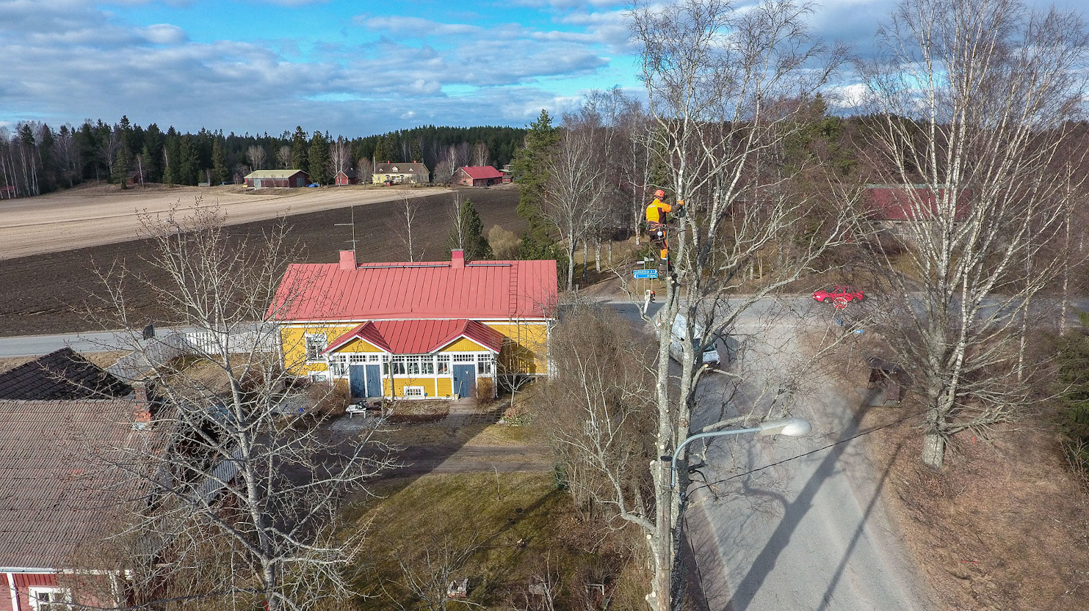 Kiipeämällä puun kaato Kurikassa